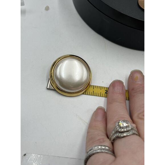RICHELIEU Vintage Large Dome Off White Faux Pearl Gold Tone Clip On Earrings‎ - Picture 7 of 13